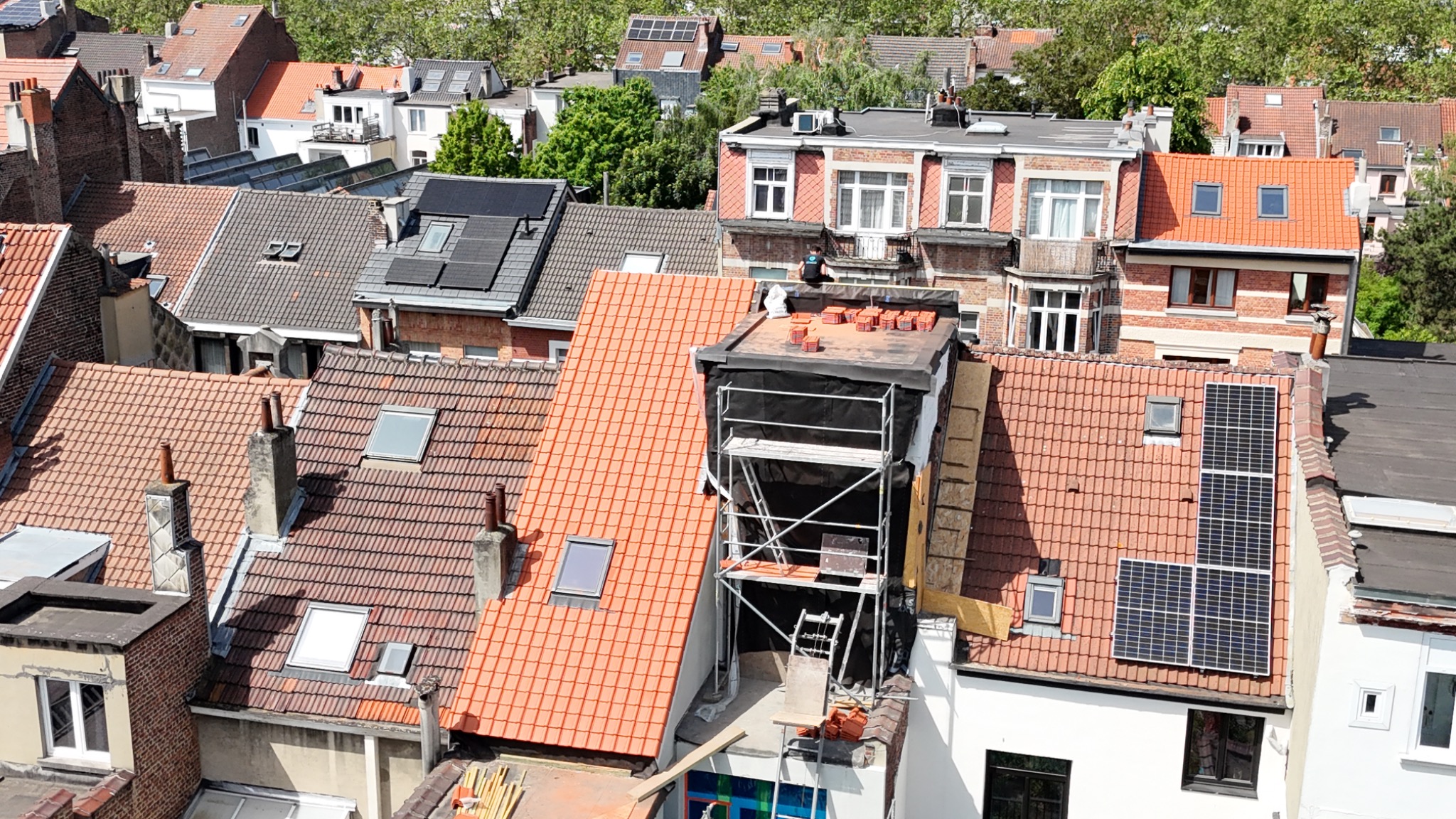 Vue aérienne d’un chantier de toiture en ville