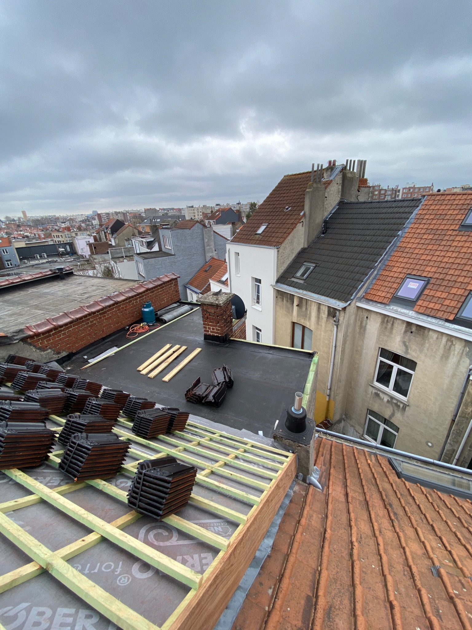 Travaux de roofing sur toiture plate