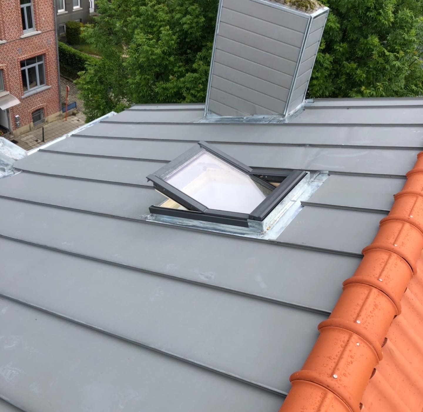 Toiture en zinc à joint debout avec nouveau Velux