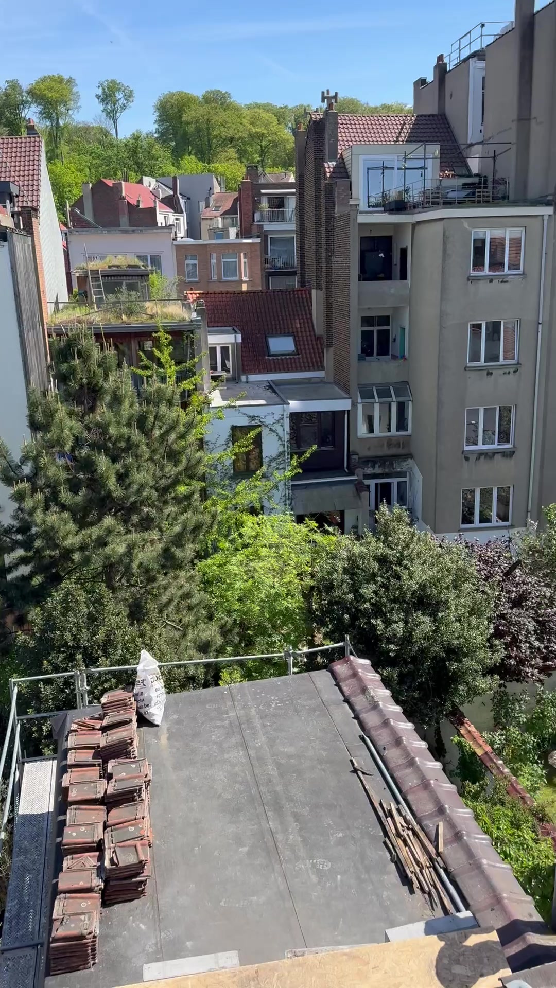 Nouveau roofing sur une toiture plate